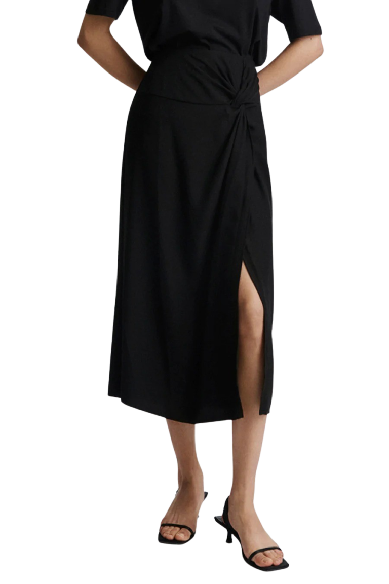 stylein-minimalistic-scandinavian-timeless-swedish-design-womenswear-classics-classic-modena-skirt-fw22-long-matte-black_72e63714-d1e3-4305-ab67-db201d5354f7